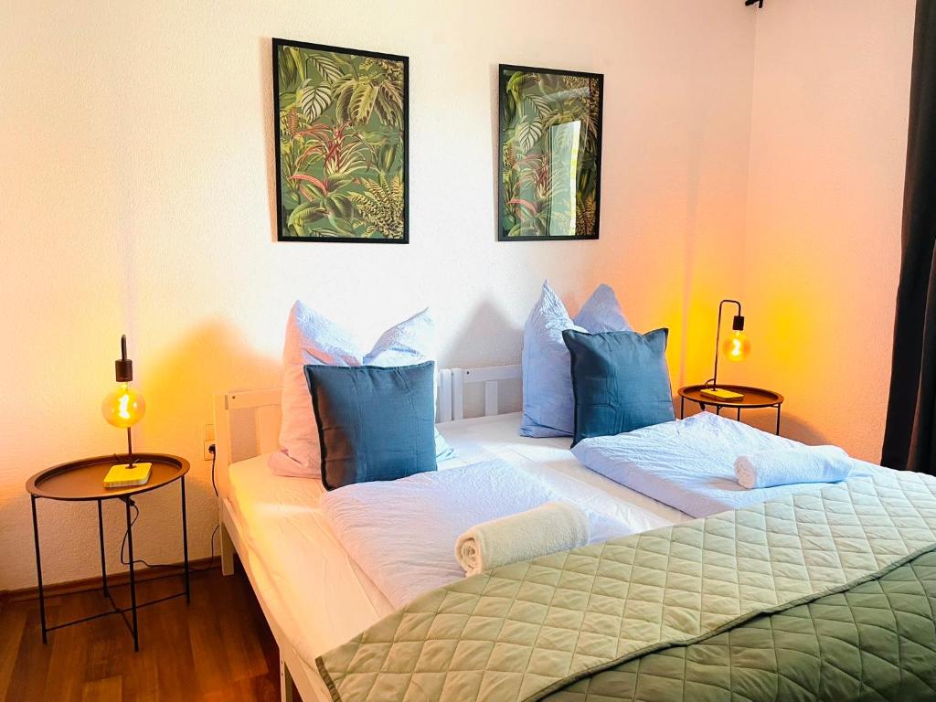 a bedroom with two twin beds with blue pillows at Urban und Zentral-Low Budget für Familien und Monteure,WLAN, Zentrum, 3 Schlafzimmer- bis 5 Personen, Legoland,Münster in Neu-Ulm