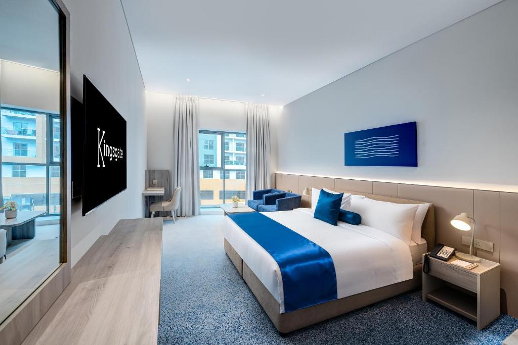 ein Hotelzimmer mit Bett und Schreibtisch in der Unterkunft Kingsgate Hotel Clock Tower in Dubai