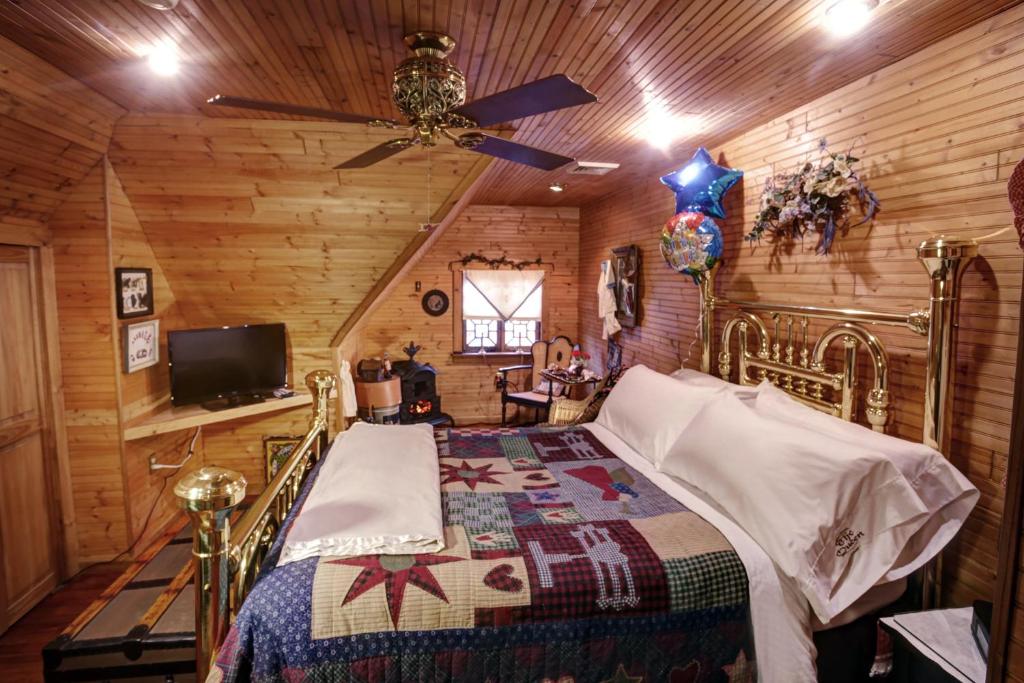 The Queen, A Victorian Bed & Breakfast - Grenier De La Nounou