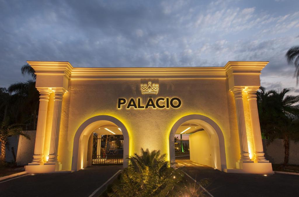 a building with a sign that reads palacio at Palácio Oásis in Uberlândia