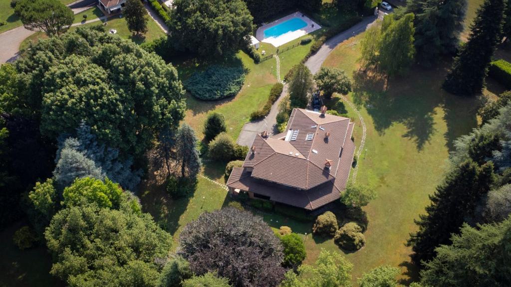 an overhead view of a large house with a yard at Villa La Fortezza in Dormelletto