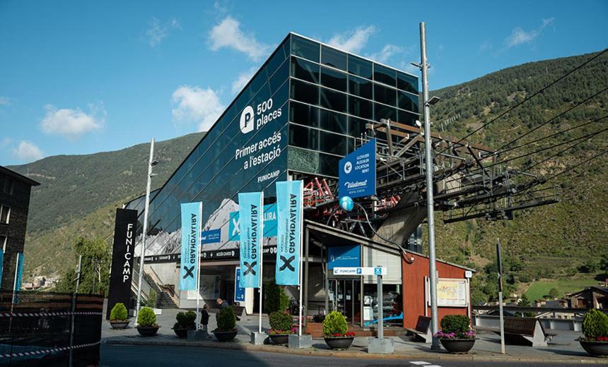 Hotel NIU a 50 m del Funicamp