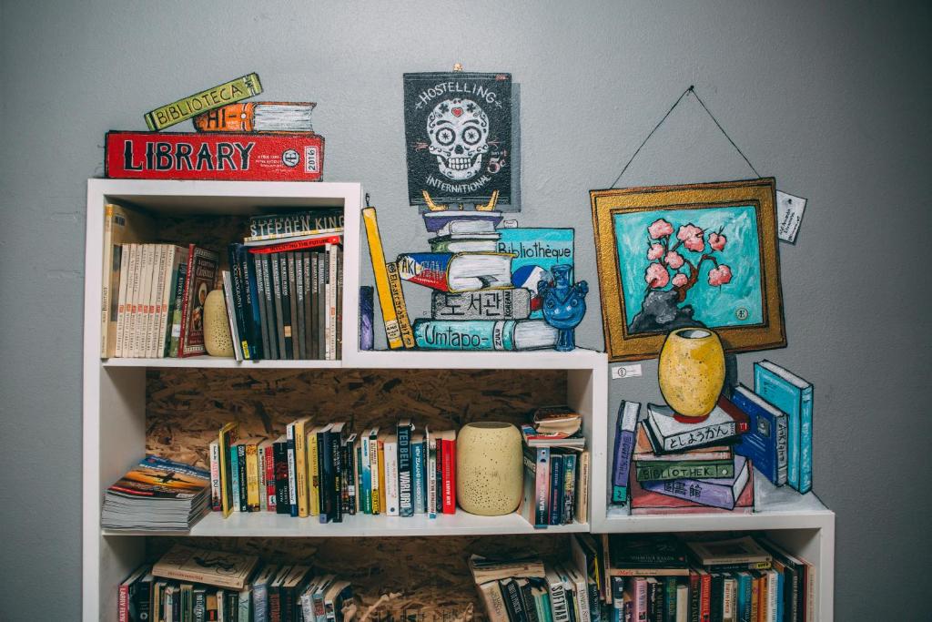 Die Bibliothek im Hostel