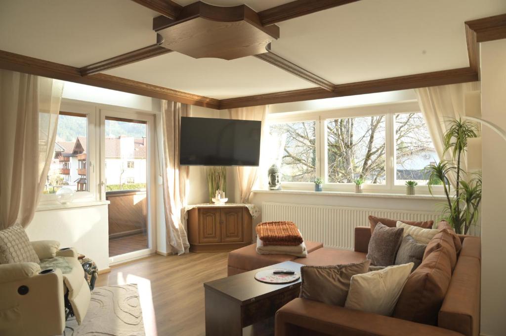 a living room with a couch and a flat screen tv at Appartement Naunspitzblick in Ebbs