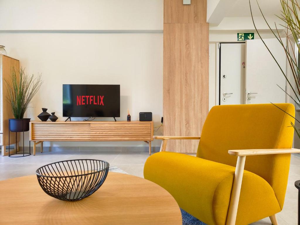 Vibrant Flat in Voula Center