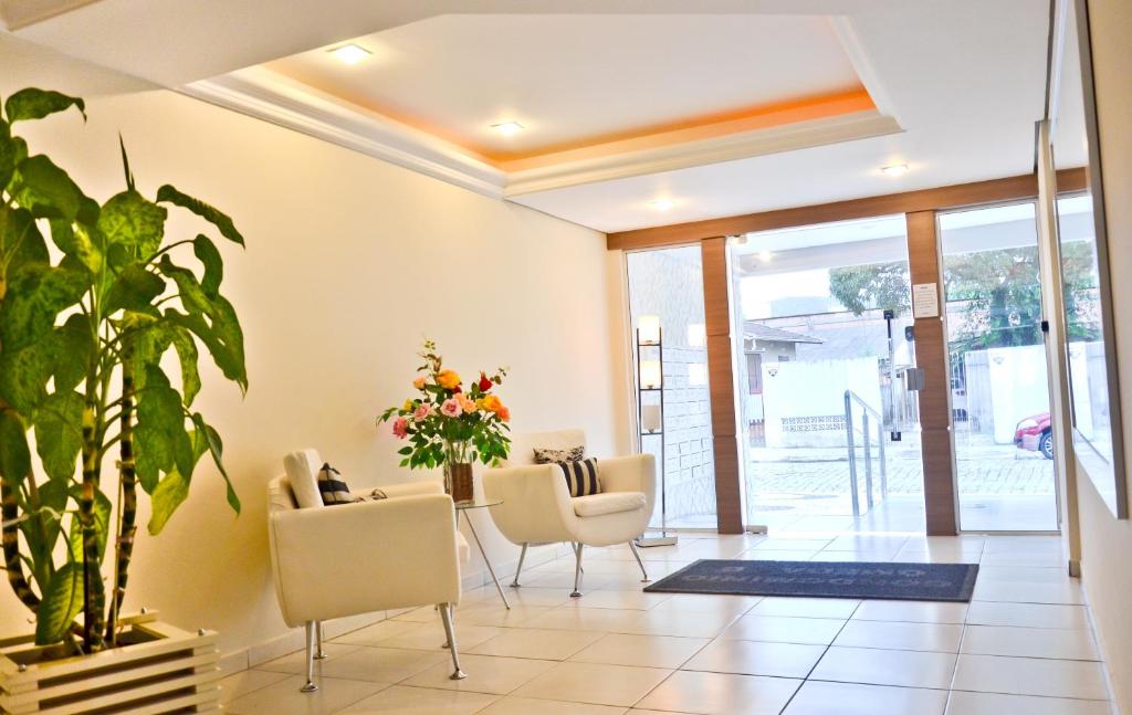 巴拉奈里奧－坎布里烏的住宿－Aptos Praia Central Omega B，客厅配有桌椅和植物