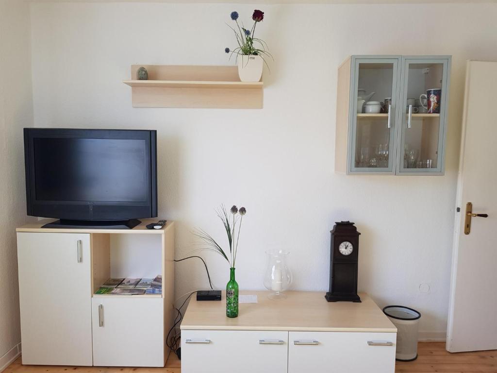 a tv sitting on top of a white cabinet at Ferienwohnung Martino in Simmern
