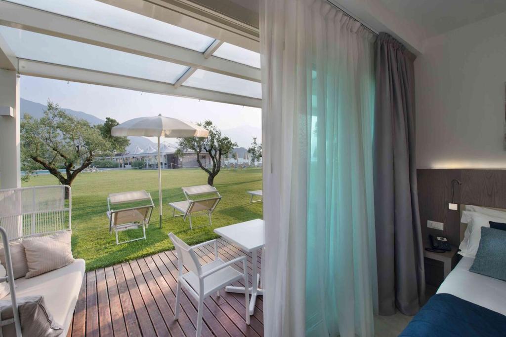Een bed of bedden in een kamer bij Seven Park Hotel Lake Como - Adults Only