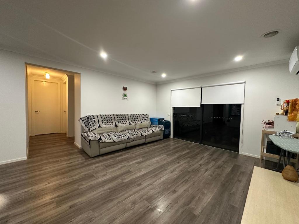 ein Wohnzimmer mit Sofa und Fernseher in der Unterkunft Your Guest House in Tarneit