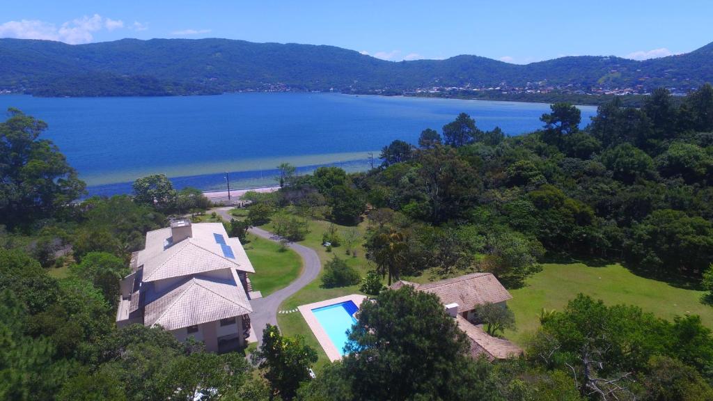 een luchtzicht op een huis met een zwembad bij Haute Haus - Guest House in Florianópolis