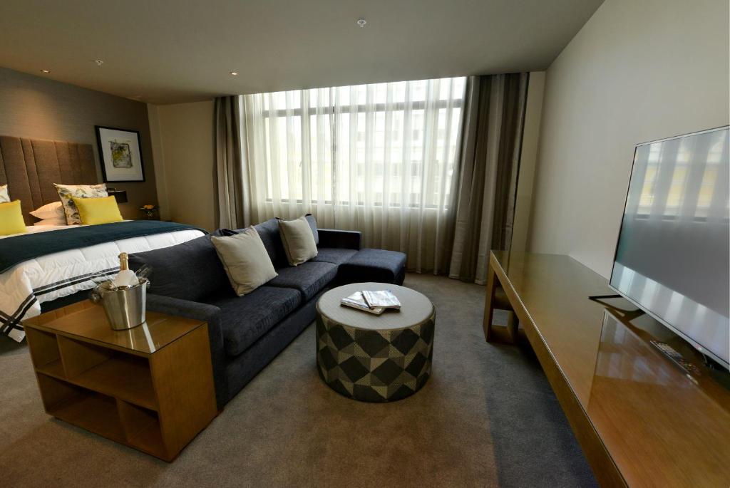 TV a/nebo společenská místnost v ubytování Distinction Dunedin Hotel