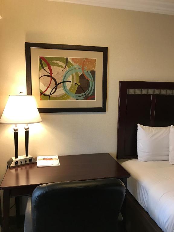 Oak Tree Inn photo