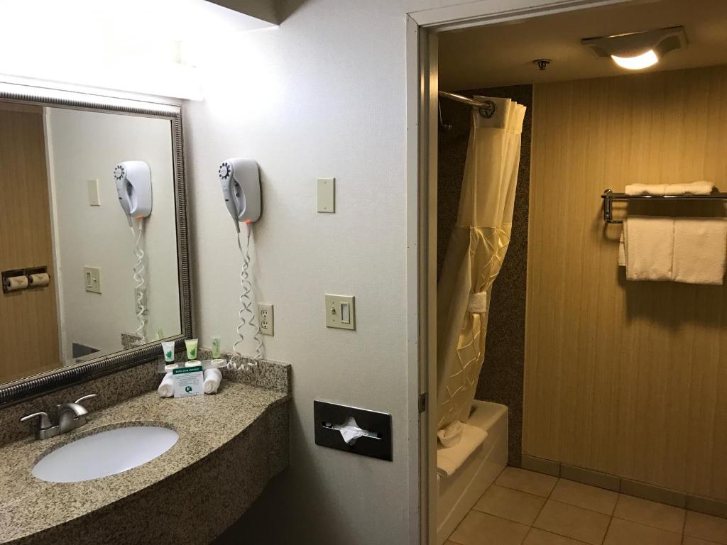 Oak Tree Inn photo