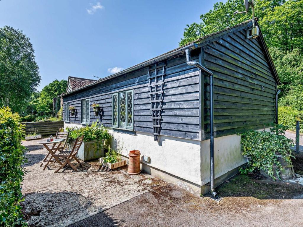 a house that is sitting in a yard at 1 Bed in Tunbridge Wells oc-79180 in Wadhurst