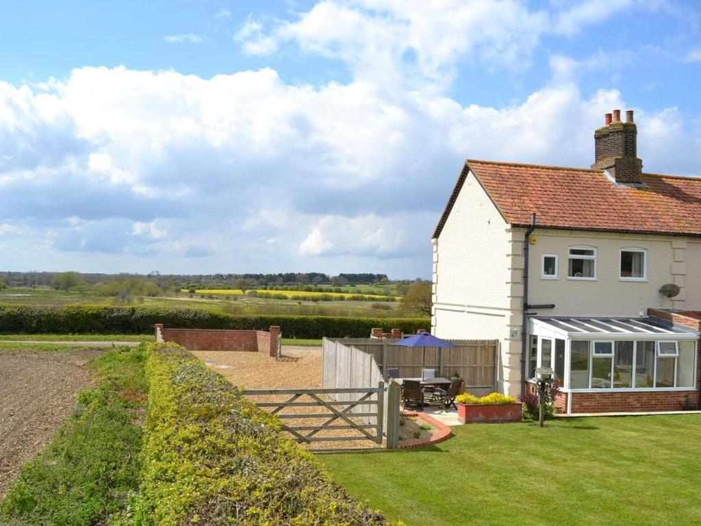 a white house with a garden and a fence at 2 Bed in Shereford oc-kt156 in Tatterford