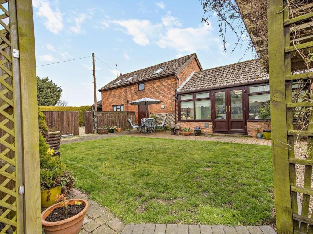 an external view of a house with a yard at 2 Bed in Louth oc-74152 in North Somercotes