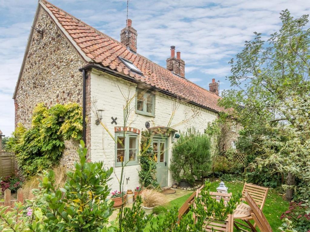 an old stone house with a garden in front of it at 2 Bed in Syderstone oc-kt146 in Syderstone
