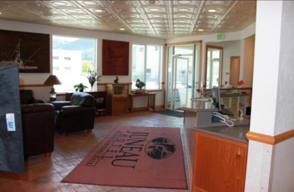 a living room with a kitchen and a living room with a couch at Juneau Hotel in Juneau