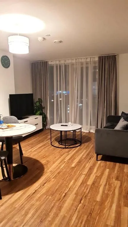 Penthouse height Flat, City View Balcony, Quiet, Free Wifi, Gym & More Minimalistic Home