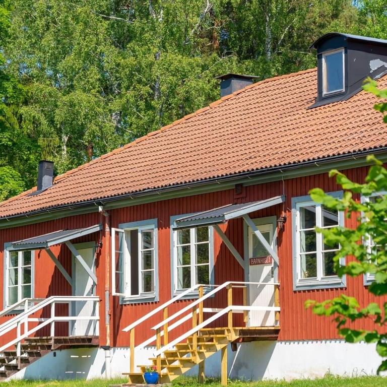 a red cottage with a red roof at Haraldsgården Vandrarhem in Blidö