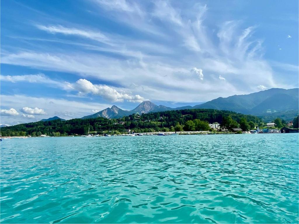 a large body of water with mountains in the background at Schönblick in Oberaichwald