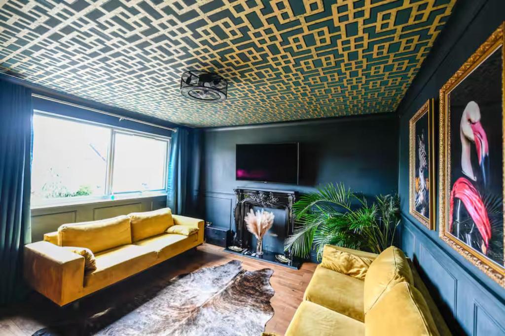 Gallery image of Bold Coastal Retreat with Boudoir Interiors, Felpham Village in Bognor Regis