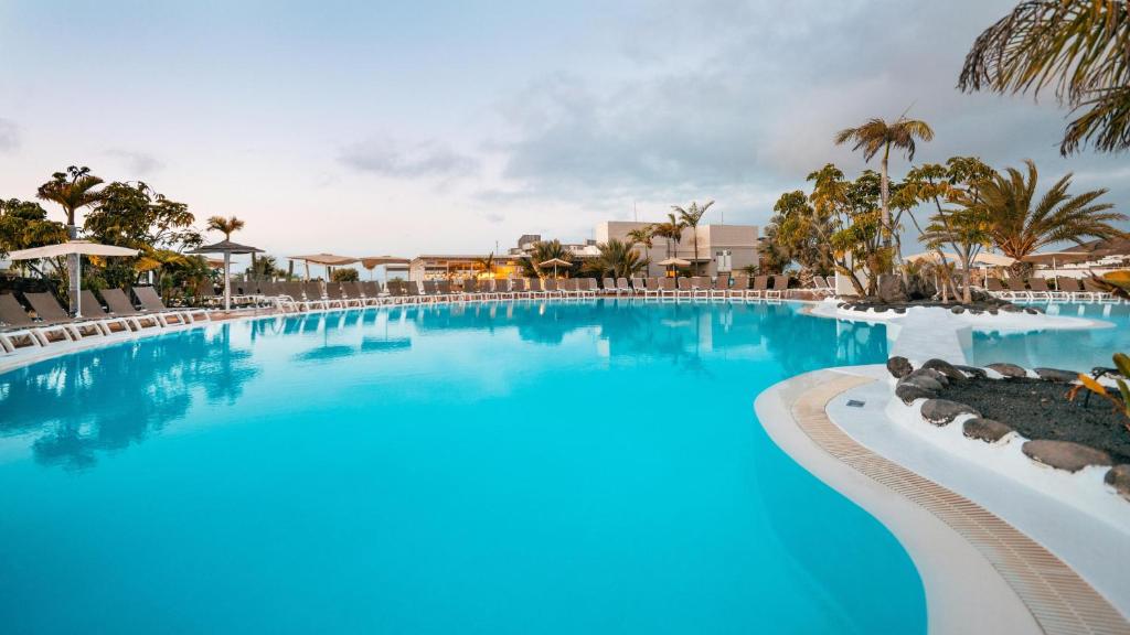 a large swimming pool with blue water at BLUESEA Alyssa Suite Hotel in Playa Blanca
