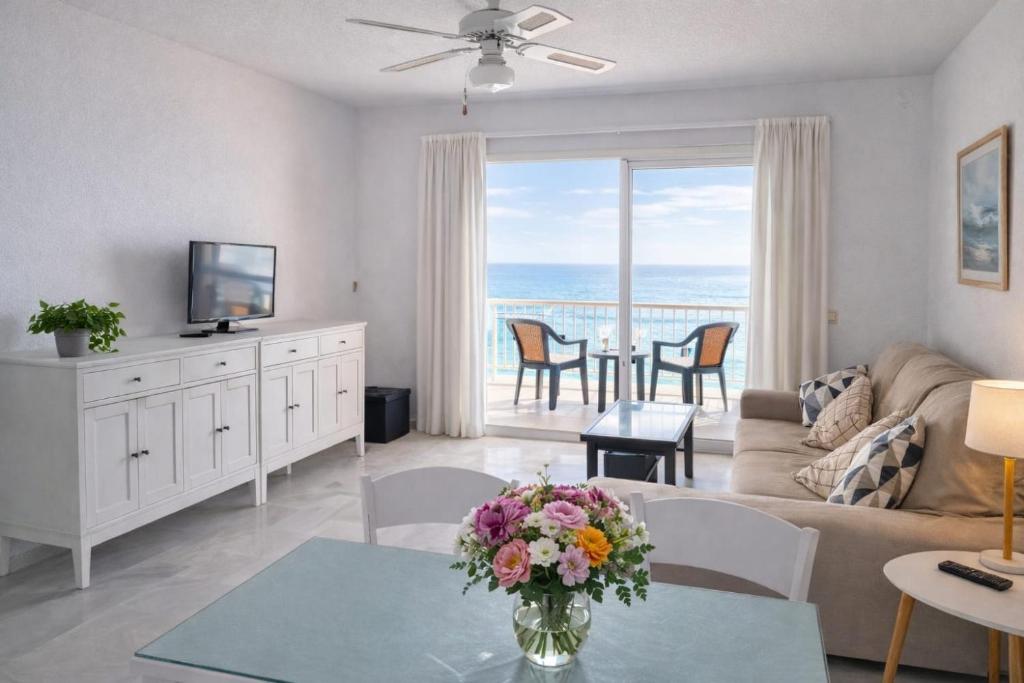 On the sea front with an ocean-facing terrace
