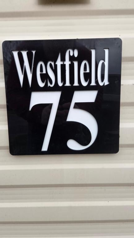 a sign for the retailer zeus on a wall at Westfield 75 in Skipsea