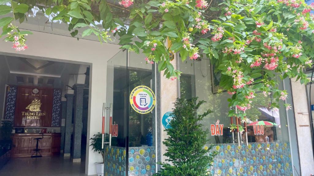 a store front with a tree in front of it at Trung Liên Hotel in Đảo Cô Tô