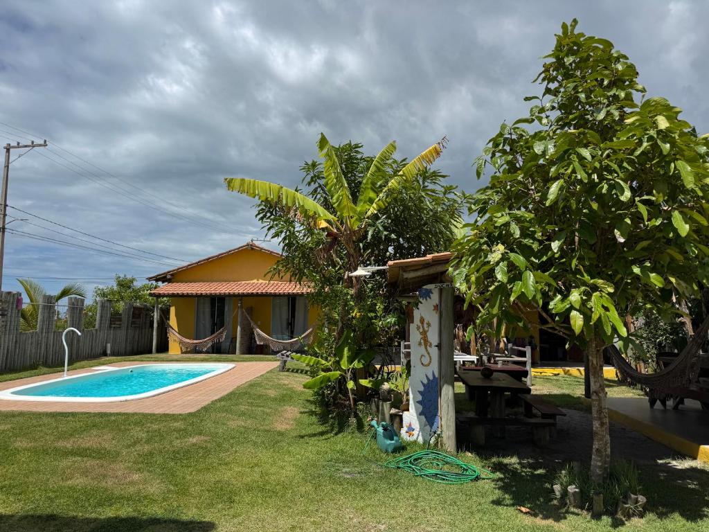 a house with a yard with a swimming pool at Casa Pathuá Corumbau in Corumbau