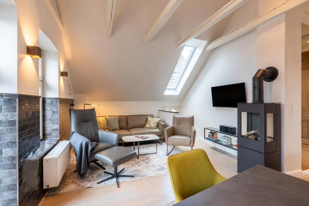 a living room with a couch and a fireplace at Commandeur-Huus Wohnung 3 in Borkum