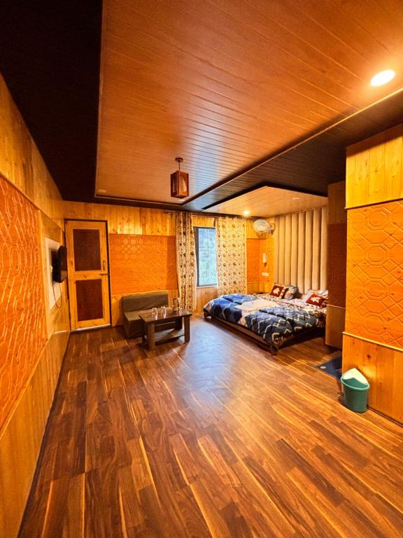 a bedroom with a bed and a couch in a room at Dream River Resort in Batakūt