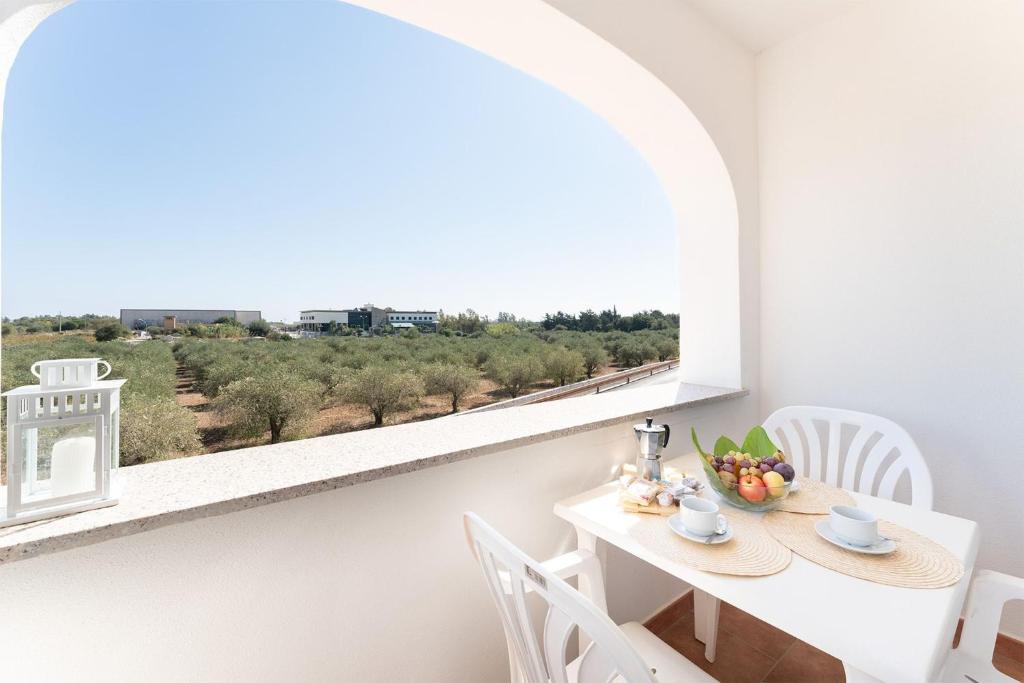 a dining room with a window with a table and chairs at Dreamy apartment in Orosei in Orosei