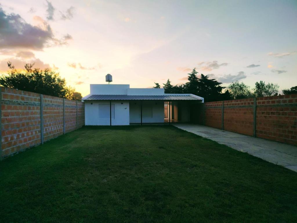 casa amplia de 3 habitaciones con quicho, patio y cochera