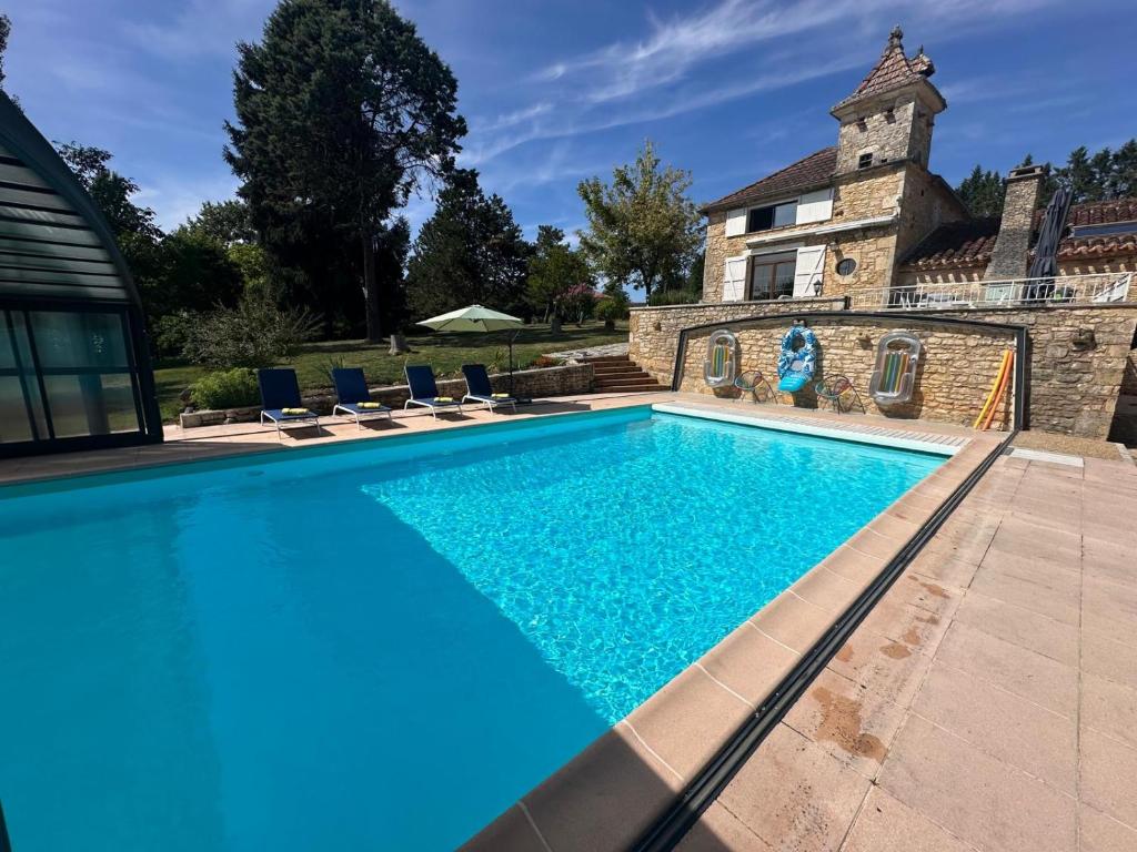 a swimming pool in front of a house at SOLASI - Gîte et Chambres D'hôtes in Blanquefort-sur-Briolance