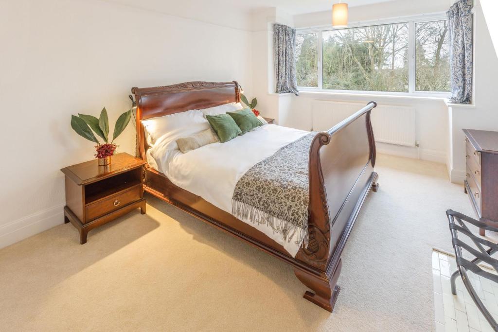 a bedroom with a bed and a window at Host & Stay - Combpyne in Compton