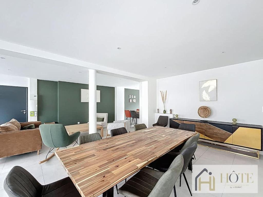 a living room with a wooden table and chairs at L'Instant Elégant - Plage à 100m in Bray-Dunes