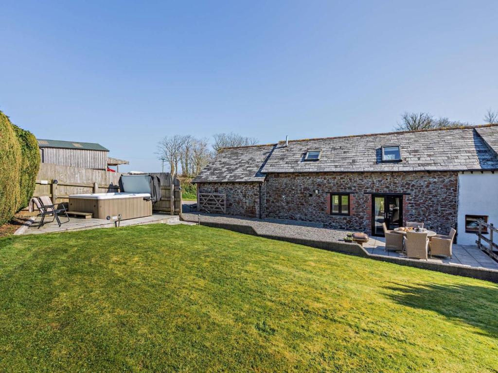 an exterior view of a stone house with a yard at 2 Bed in Holsworthy oc-00813 in Pyworthy