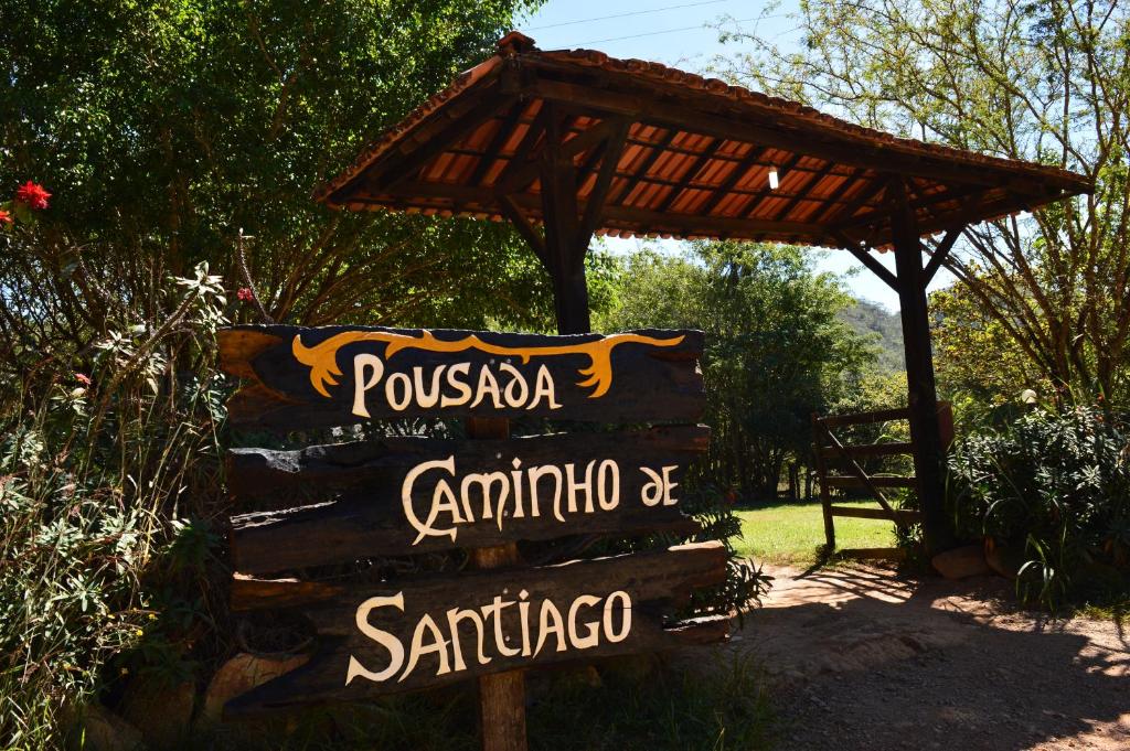 um sinal que diz possada e santander de santiago em Pousada e Hostel Caminho de Santiago em Alto Paraíso de Goiás