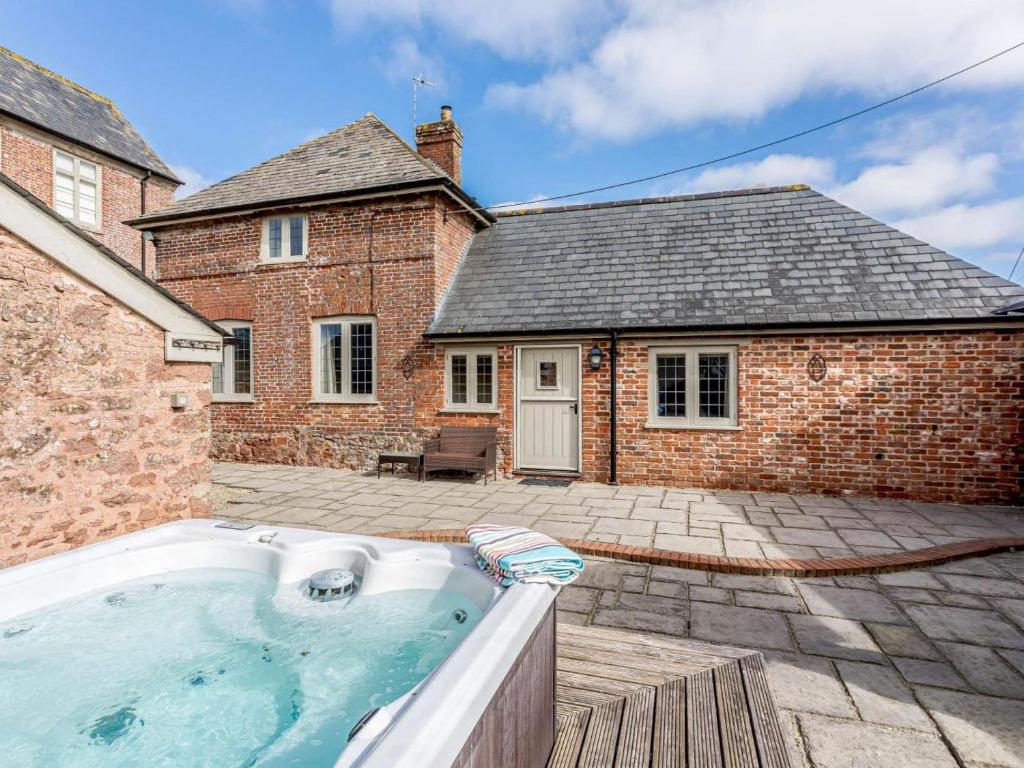 a hot tub in the backyard of a brick house at 2 Bed in Taunton oc-blafa in Oake