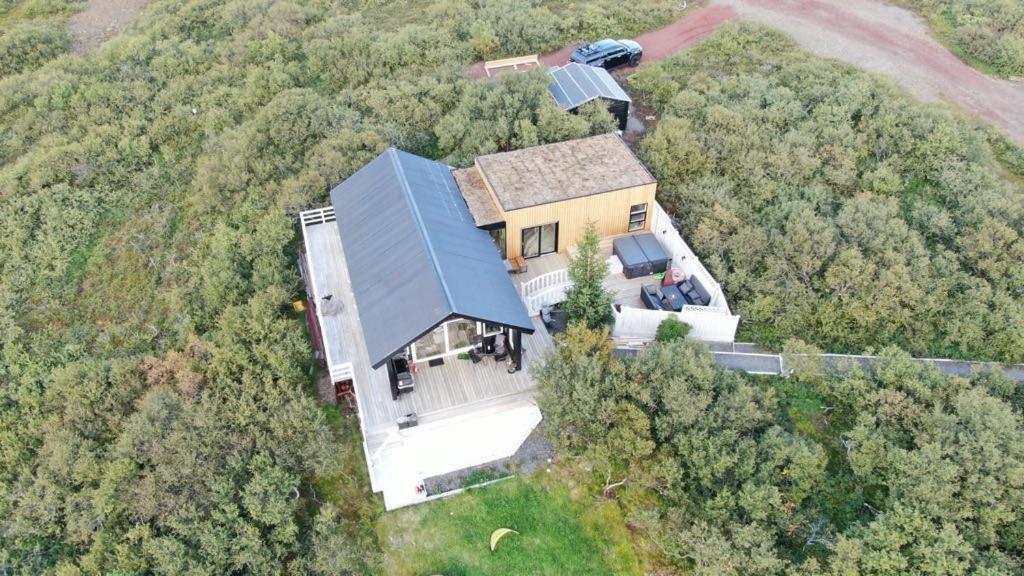 Draufsicht auf ein Haus mit blauem Dach in der Unterkunft Selás 5 in Jarðlangsstaðir