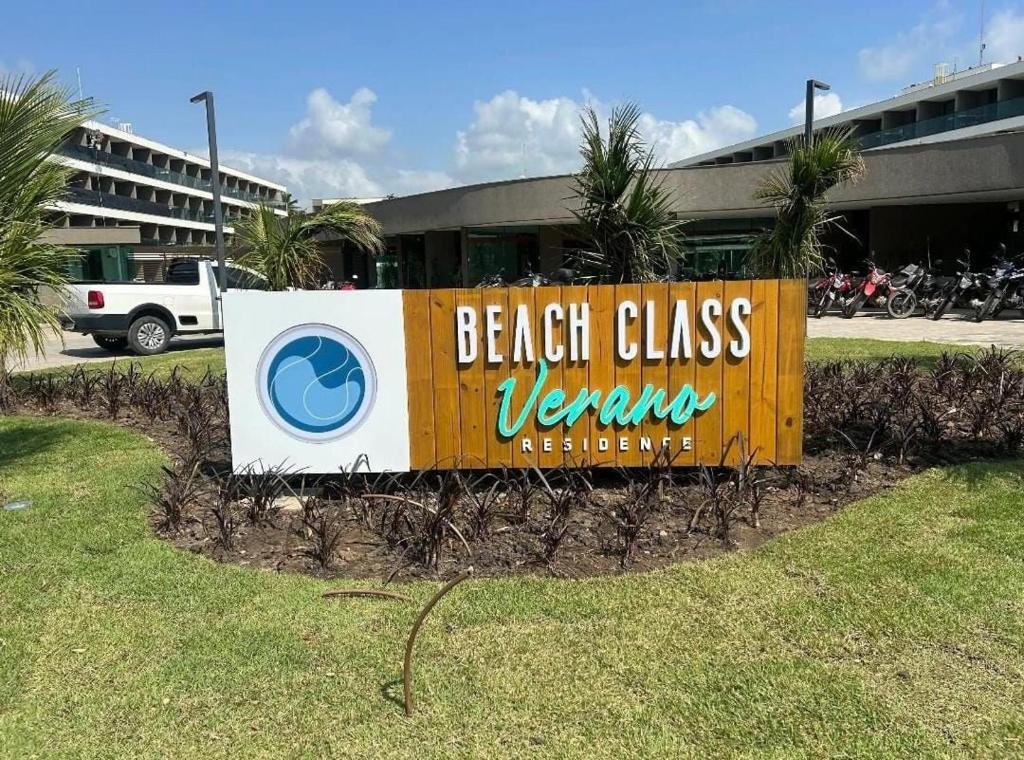 a sign for a beach glass venue in front of a building at Beach Class Verano - Resort em Muro Alto por Yolo in Ipojuca