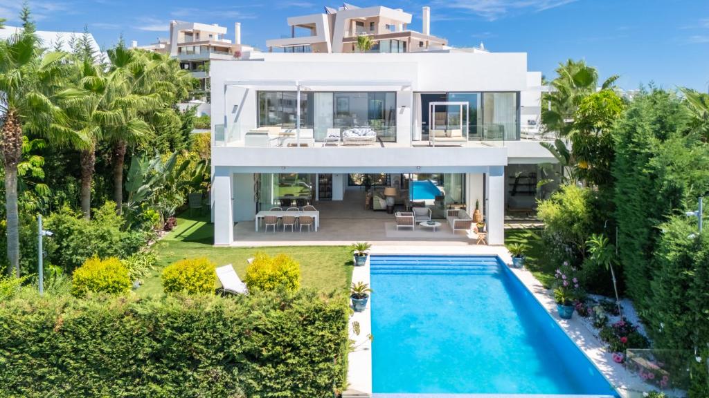 Villa in Cabopino with Infinity Pool and Seaviews
