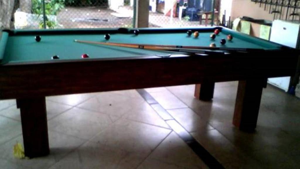 PaCasa Hostel tesisinde bir bilardo masası