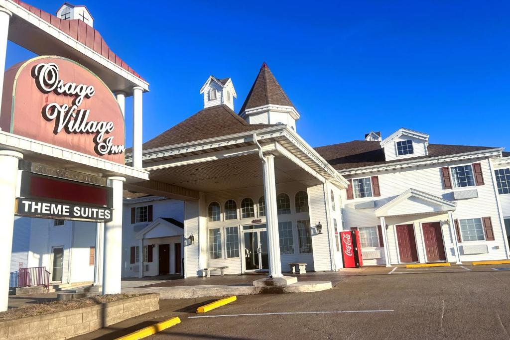 a large white building with a sign that reads curry window clinic at Osage Village Inn Near Lake Ozarks US 54 in Osage Beach