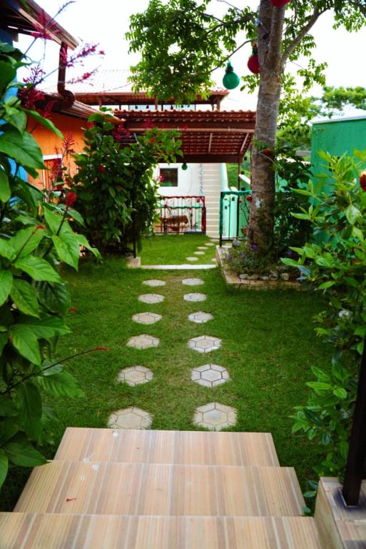 a garden with a stone walkway in a yard at Village vila verde in Itaitu