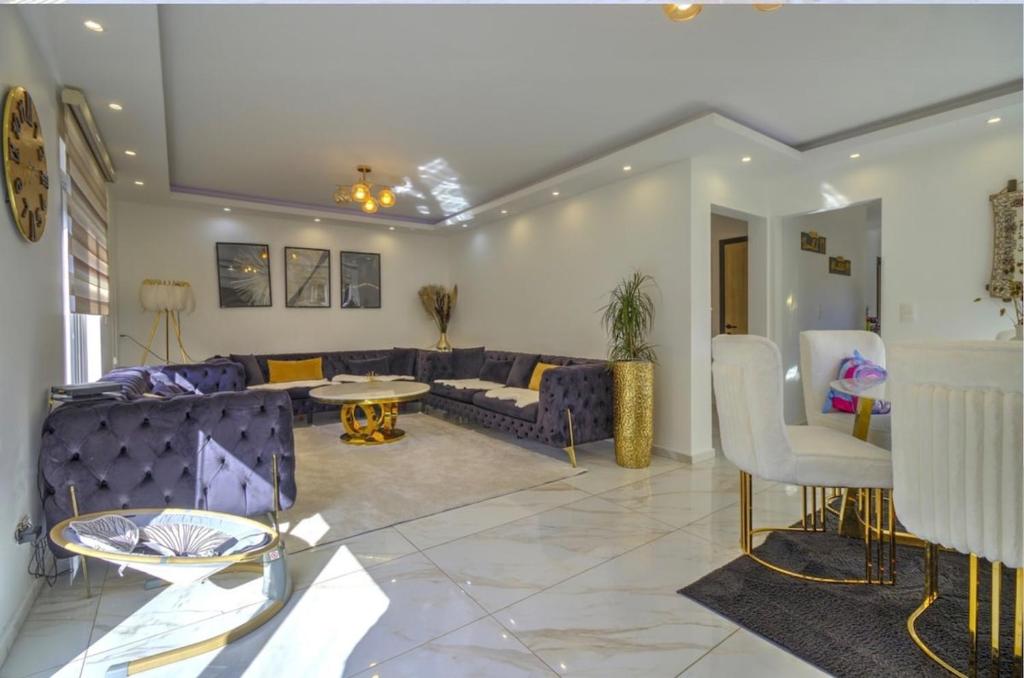 a living room with a purple couch and chairs at Villa 2 chambres in Trooz