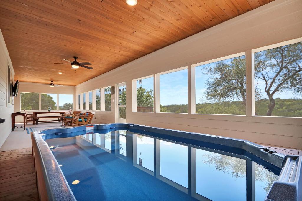ein Hallenbad in einem Haus mit Fenstern in der Unterkunft Fox Trot in Canyon Lake
