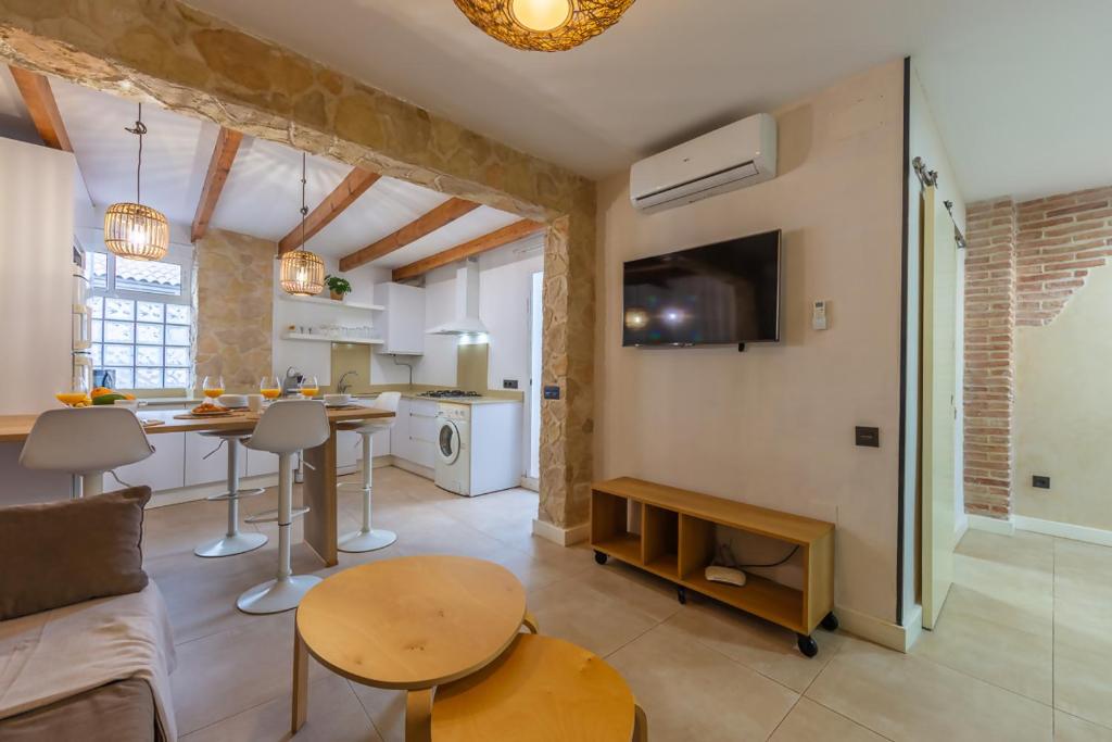 a living room and kitchen with a couch and a table at Apartamento Las Gaviotas 9A in Tarifa